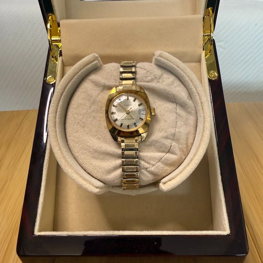 Vintage 1970s Timex Mechanical Calendar Gold Tone/Stretch, 25mm